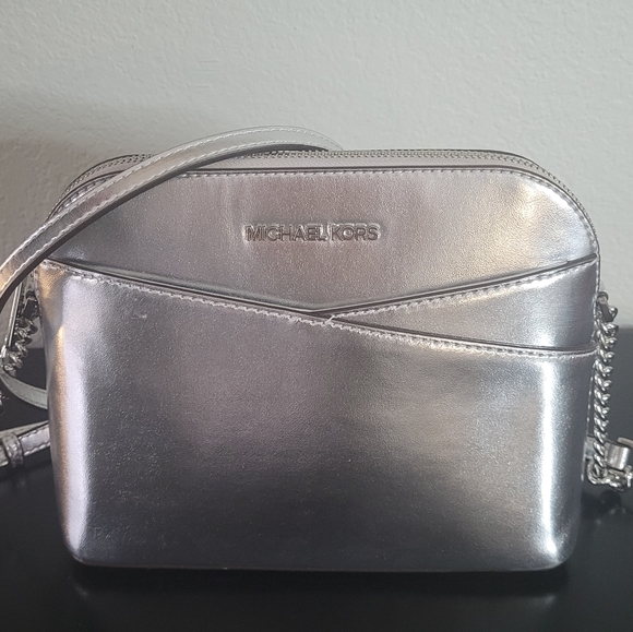 Michael Kors Jet Set Metallic Travel Medium Dome Crossbody Bag - Picture 2 of 11